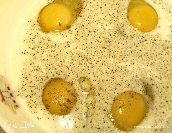 Яйца взбиваем с молоком. При желании, добавить соль, перец по вкусу.