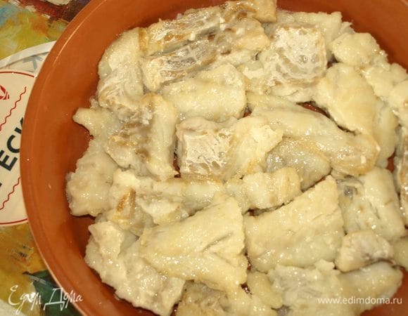 Обжаренную рыбу выкладываем в форму для запекания. 
