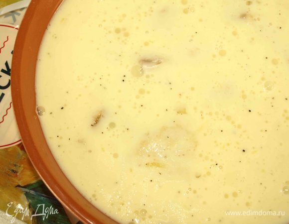 И заливаем яично-молочной смесью. Отправляем в заранее разогретую до 180°С духовку и выпекаем 30 минут.
