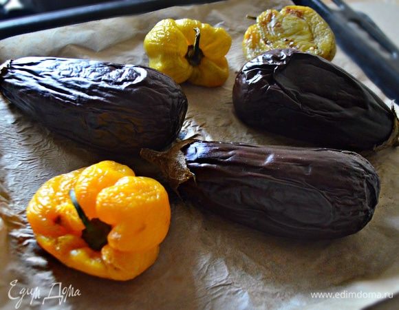 Выложите овощи на противень, выстланный пергаментной бумагой, и запекайте до готовности.  Остудите, очистите от кожуры овощи. Перцы лучше положить в целлофан до полного остывания, так шкурка легче снимается.