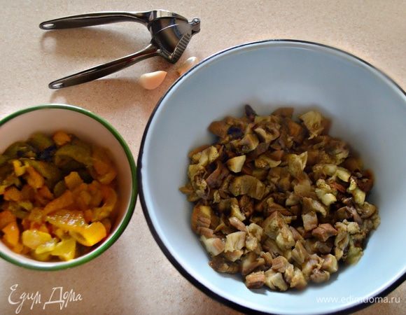 Овощи нарезать на небольшие кусочки, перемешать и добавить измельченный чеснок. 