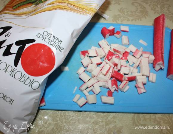 Крабовые палочки необходимо нарезать кубиками. 