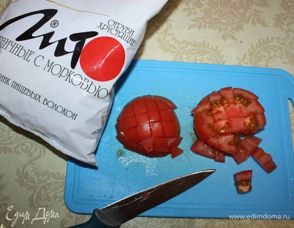Затем помидоры нарезать кубиками.