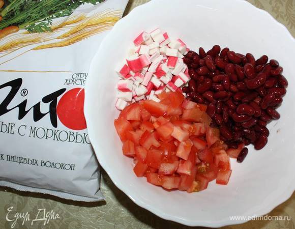 К помидорам и крабовым палочкам добавить красную консервированную фасоль (жидкость предварительно слить).