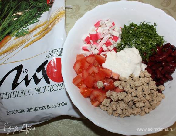 Заправить сметаной, добавить соль. Салат следует перемешивать перед подачей на стол.