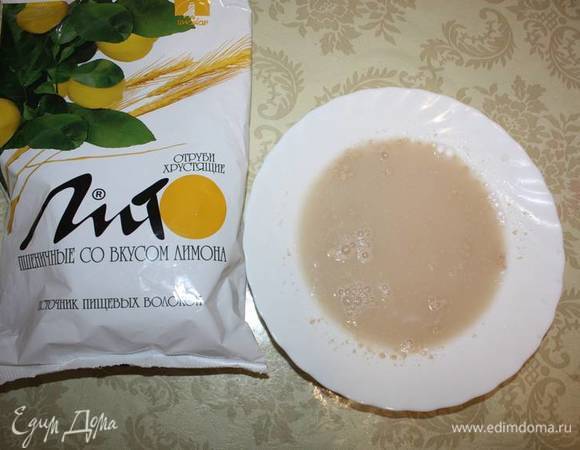 Приступим к изготовлению дрожжевого теста. В воду 35–40°С добавим смесь сахара и сухих дрожжей (при употреблении свежих дрожжей их надо взять вдвое больше, чем сухих дрожжей).  И подождем 10 минут для предварительного заквашивания. 