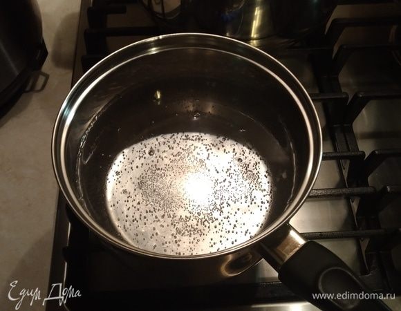 Вскипятить воду для лапши, посолить по вкусу (для себя я обычно не солю). В кипящую воду положить лапшу и варить 3 минуты. Сразу после варки откинуть лапшу на дуршлаг и окунуть ледяной или очень холодной водой. Это для того, чтобы лапша не слиплась. В ней нет глютена, и, чтобы она не расползлась, нужен перепад температур. Этот нюанс варки мне рассказывали корейцы.