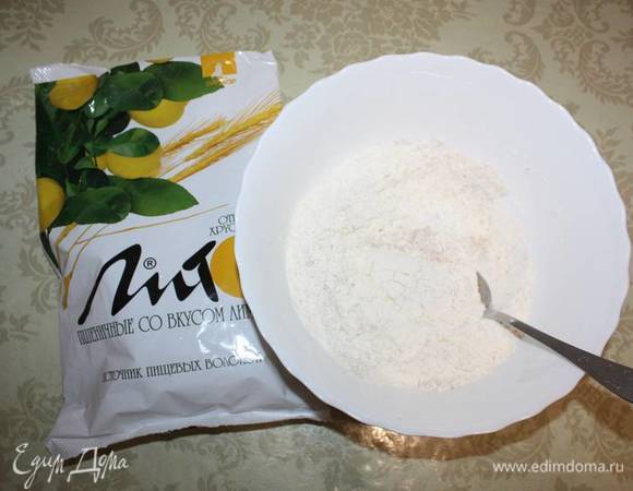 Измельченные отруби смешиваем с пшеничной мукой.