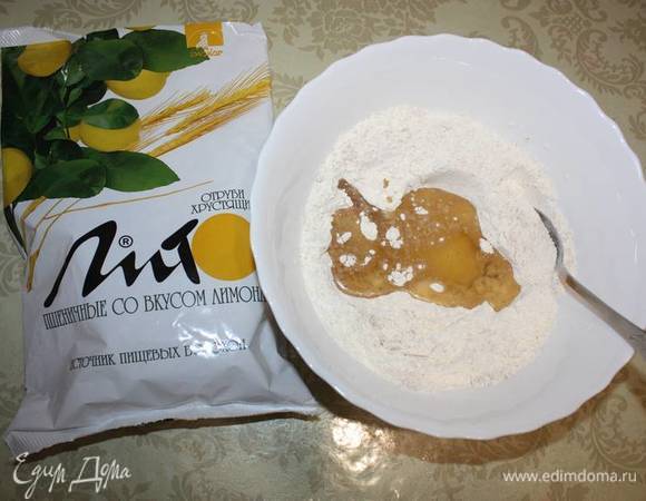 Затем в муке посередине делается ямка, в которую вливается растительное масло.