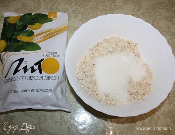 Затем всыпаем оставшийся сахарный песок.