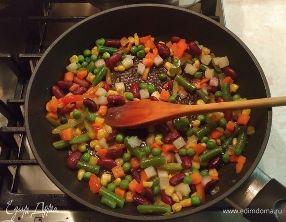 Поставить сковороду на средний огонь. На сковороду налить 1–2 ст. л. оливкового масла, подождать, пока масло прогреется, и высыпать овощи. Обжаривать в течение 3–5 минут.