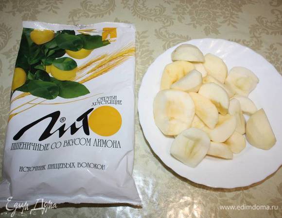 Приступаем к приготовлению начинки. Яблоки очистить от кожуры, удалить сердцевину (чтобы яблоки быстро не темнели, можно сбрызнуть их лимонным соком).