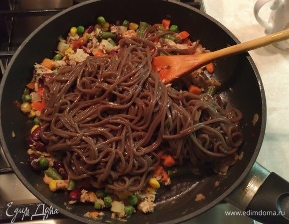 Добавить к овощам и рыбе лапшу, посыпать базиликом, все перемешать. Через минутки 3 выключить огонь. Дать немного настояться и выкладывать на тарелки. 