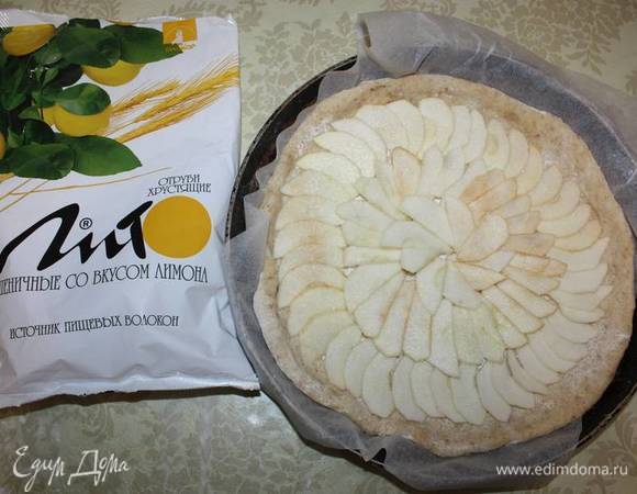 Яблоки сверху посыпаем сахарной пудрой.