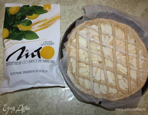 Сверху сделаем решетку из теста. 