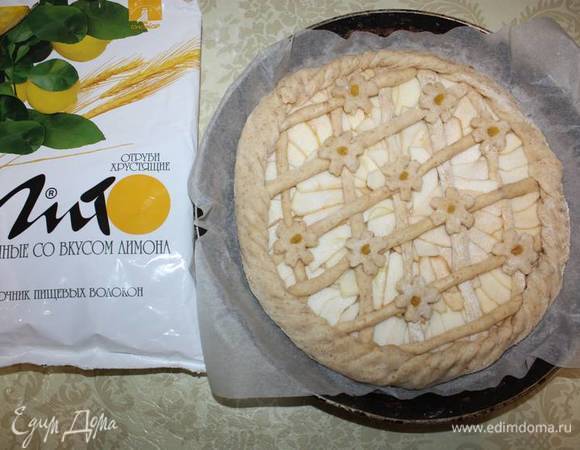 Края нужно завернуть. По желанию, можно украсить сверху, например, цветочками из теста.