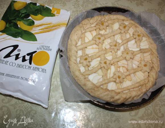 Тесто должно увеличиться в объеме. После этого пеките примерно 35–45 минут в духовке, нагретой до 200–220°С.