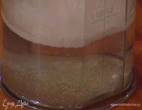 Сахар и дрожжи растворить в 250 мл теплой воды.