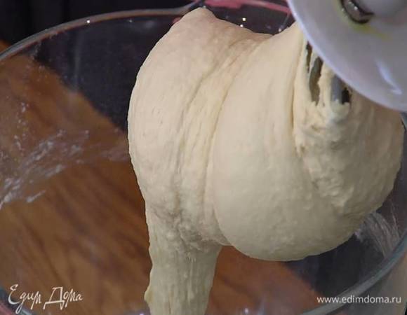 Приготовить тесто: в чаше комбайна соединить муку, семолину, мелкую морскую соль и перемешать на низкой скорости крюком для теста, затем, не выключая комбайна, влить 3 ст. ложки оливкового масла, воду с сахаром и дрожжами и вымешивать 3 минуты, влить 50‒60 мл теплой воды (тесто должно получиться не очень крутым) и вымешивать еще 2‒4 минуты.