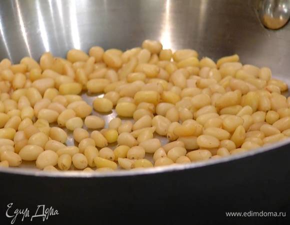 Кедровые орехи подсушить на разогретой сковороде.