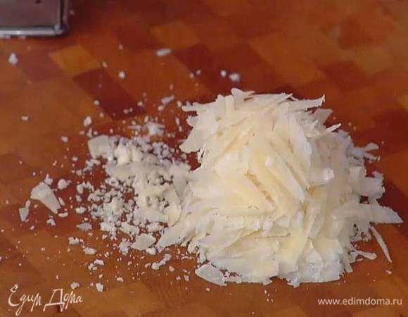 Пармезан натереть на крупной терке (должны получиться 2 ст. ложки).