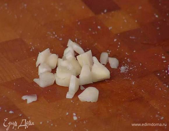 Чеснок почистить, затем раздавить плоской стороной ножа и, удалив грубую сердцевину, мелко порезать.