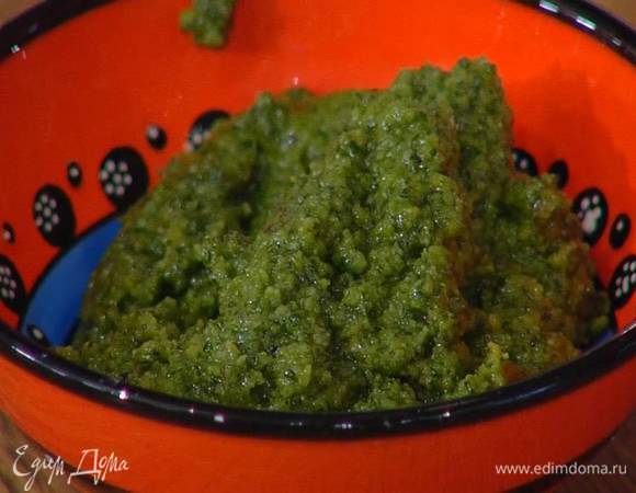 Приготовить соус песто: в чаше блендера соединить базилик, петрушку, натертый пармезан, кедровые орехи и чеснок, влить 3 ст. ложки оливкового масла, поперчить и взбить все в пюре.