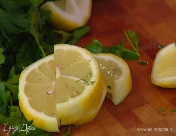 Цедру двух лимонов натереть, один лимон нарезать толстыми полукружьями, из половинки лимона выжать сок.