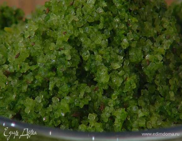 У петрушки и укропа срезать листья, оставшиеся веточки поместить в чашу блендера, добавить лимонную цедру, всыпать 300 г соли, тмин и все измельчить.