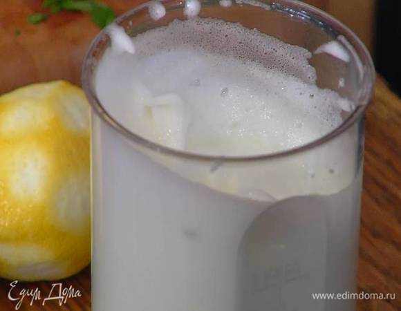 Белки взбить блендером с насадкой-венчиком в крепкую пену.