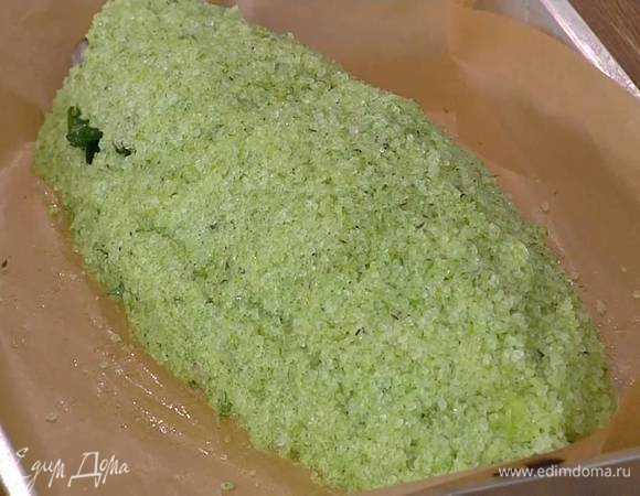 Запекать форель в разогретой духовке 25 минут, затем выключить огонь и оставить рыбу в духовке еще на 10 минут.