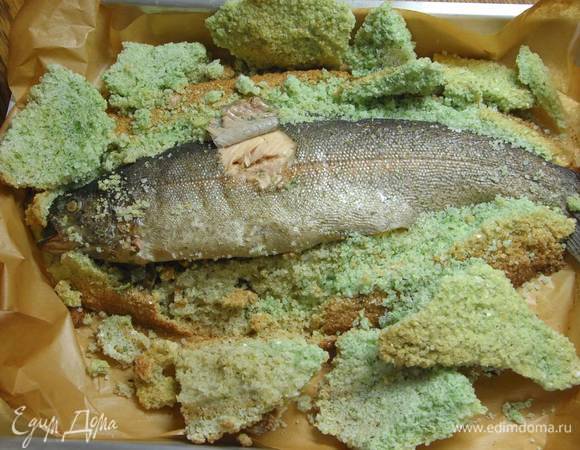 Готовую форель очистить от соли и подавать с салатом.