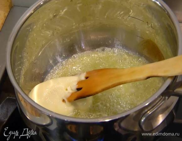 Сливочное масло растопить в небольшой кастрюле.