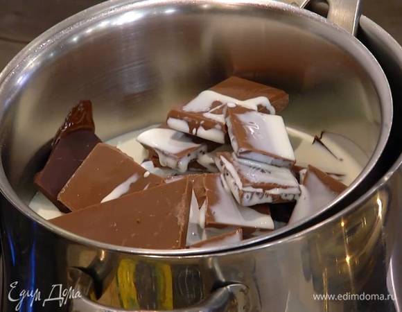 В отдельной кастрюле растопить на водяной бане весь шоколад, 200 мл сливок и глюкозу.