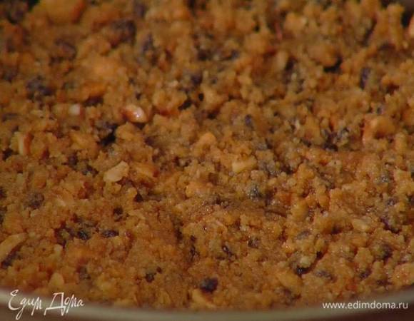 Дно разъемной формы выстелить бумагой для выпечки, выложить измельченное печенье с маслом и сформировать тонкий корж.