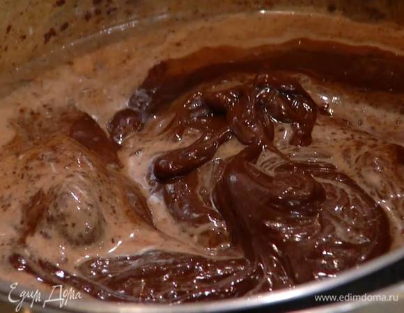 Растопленный шоколад со сливками снять с огня и, перемешивая лопаткой, влить 2 ст. ложки шоколадного ликера.