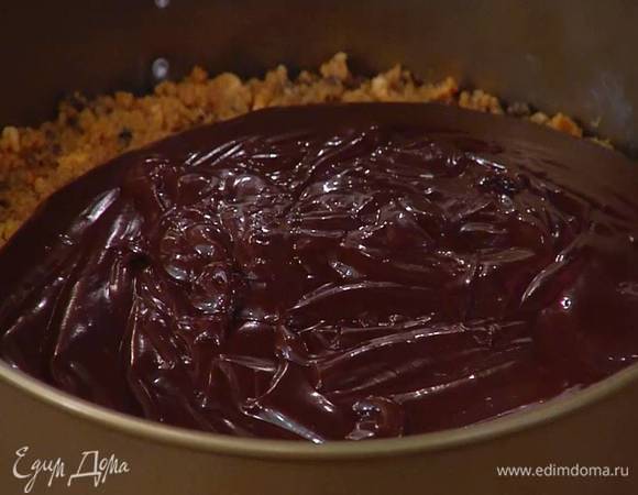 Вылить шоколадную массу в форму с коржом, разровнять и отправить в холодильник на 3‒4 часа, а лучше на ночь.