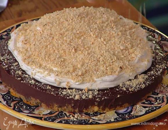 Остывший тарт вынуть из формы, покрыть взбитыми сливками и посыпать измельченными орехами.