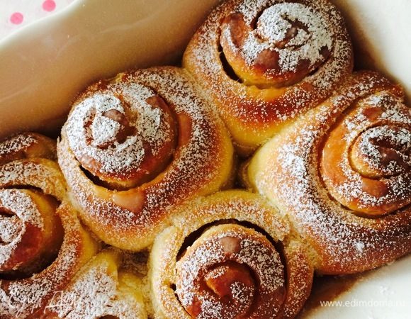 Готовые булочки слегка остудить и посыпать сахарной пудрой.