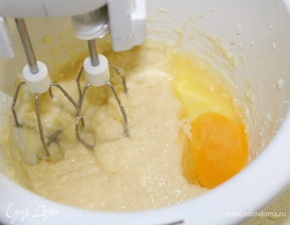 Мягкое сливочное масло взбить с сахаром и по одному вбить яйца.