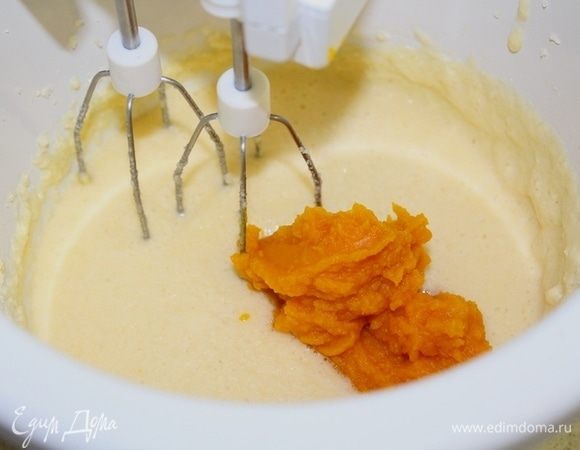 Добавить тыквенное пюре, перемешать.