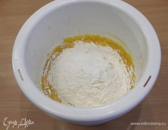 Просеять муку с разрыхлителем.