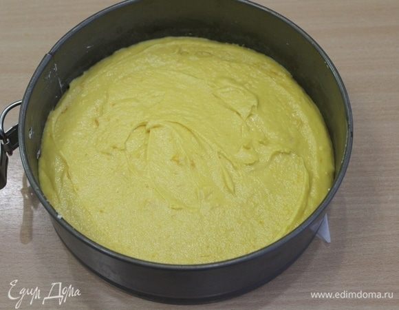 Выложить тесто в форму диаметром 20 см.