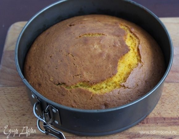 Выпекать в предварительно разогретой до 180°С духовке 30–40 минут или до готовности. Готовность проверить при помощи деревянной шпажки, она должна выйти сухой из середины пирога.