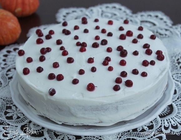 Пирог можно разрезать на два коржа, а можно не разрезать. Украсить взбитыми сливками.