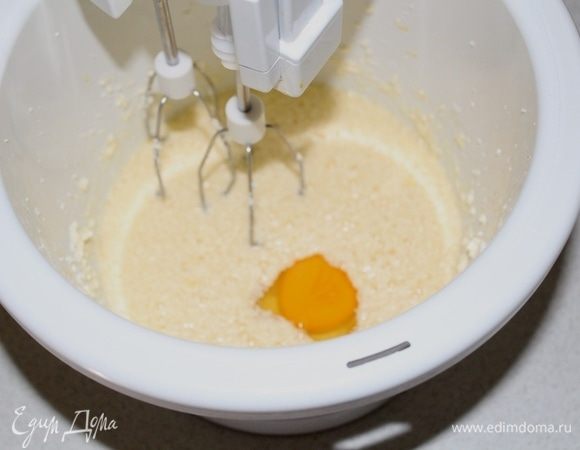 Сливочное масло взбить с сахаром, вбить по одному яйца.