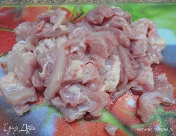 Для пюре картофель очистите, залейте горячей водой, посолите и варите до готовности. Филе нарезаем брусочками.