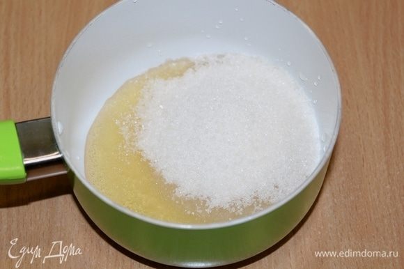 Для пропитки сахар, мед и лимонный сок смешать и прогреть на огне до растворения сахара.