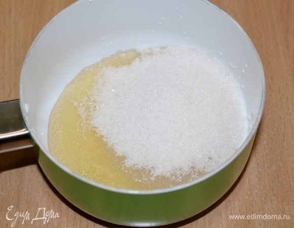 Для пропитки сахар, мед и лимонный сок смешать и прогреть на огне до растворения сахара.