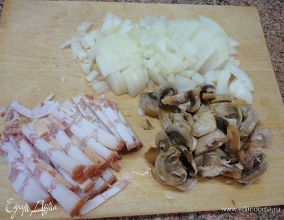 Лук нарезаем мелкими кубиками, грибы — дольками, а бекон — полосками. Он у меня жирный. Поэтому я обошлась без растительного масла.